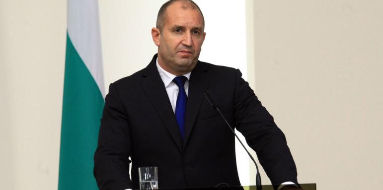Радев свали картите. Кандидатира се пак
